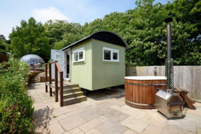 Penlea Retreat Luxury Coastal Shepherds Hut 5 Minute Walk to Pubs and Village